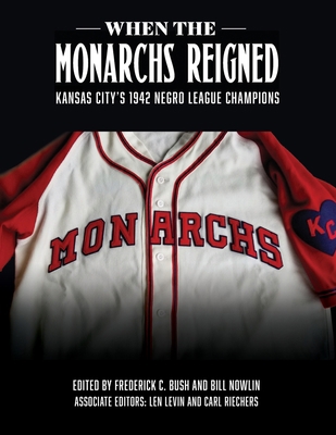 When the Monarchs Reigned: Kansas City's 1942 N... 1970159537 Book Cover