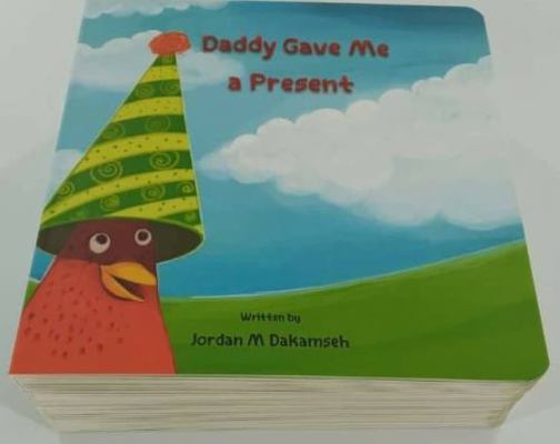 Hardcover Daddy Gave Me a Present : Baba Jablee Hadyaa Book