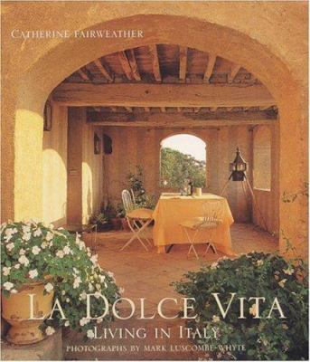La Dolce Vita : Living in Italy B00006JO6G Book Cover
