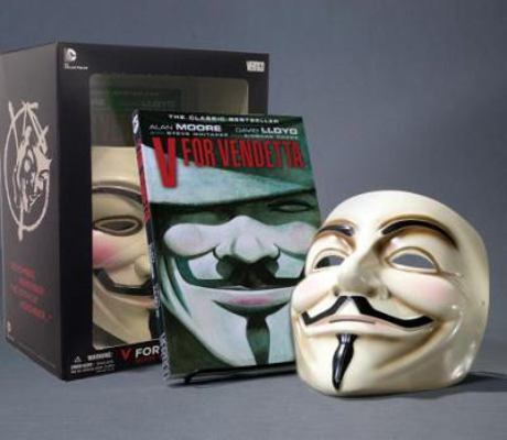 V for Vendetta Deluxe Collector Set [With Mask] 1401238580 Book Cover