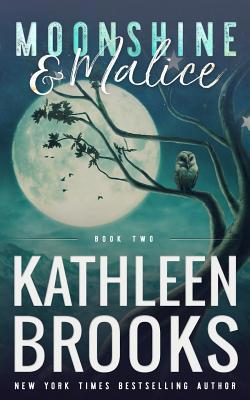Moonshine & Malice: Moonshine Hollow #2 1093590068 Book Cover