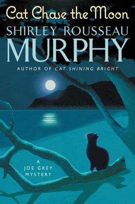 Cat Chase the Moon: A Joe Grey Mystery 0062838040 Book Cover