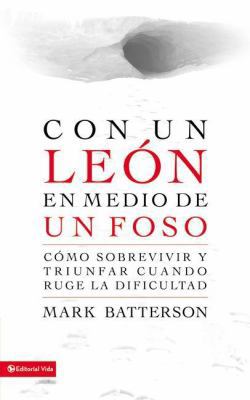 Con un león en medio de un foso: Cómo sobrevivi... [Spanish] 0829762159 Book Cover