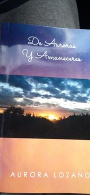 Paperback De Auroras y Amaneceres [Spanish] Book