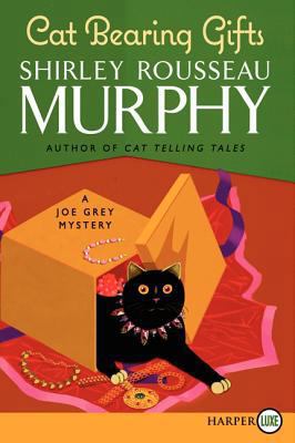 Cat Bearing Gifts: A Joe Grey Mystery [Large Print] 0062201409 Book Cover