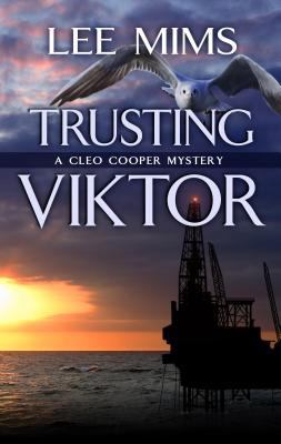 Trusting Viktor (A Cleo Cooper Mystery) [Large Print] 1410468607 Book Cover