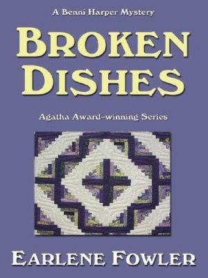 Broken Dishes: A Benni Harper Mystery [Large Print] 1587247070 Book Cover