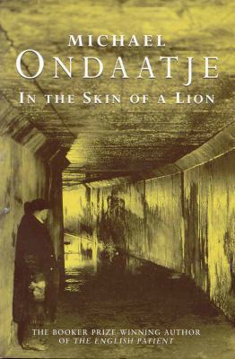 In the Skin of a Lion [Spanish] 0330301837 Book Cover