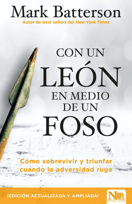Con Un León En Medio de Un Foso / In a Pit with... [Spanish] 1941538509 Book Cover
