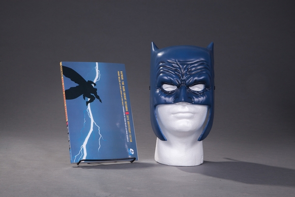 Batman: The Dark Knight Returns Book & Mask Set... 1401267742 Book Cover