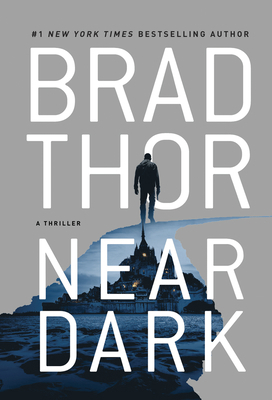 Near Dark: A Thriller [Large Print] 1432880519 Book Cover