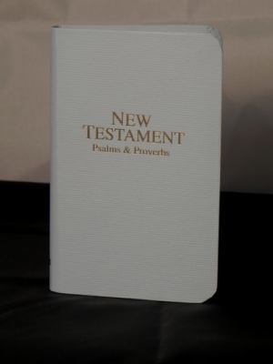 Economy Pocket New Testament with Psalms and Pr... 0834004550 Book Cover