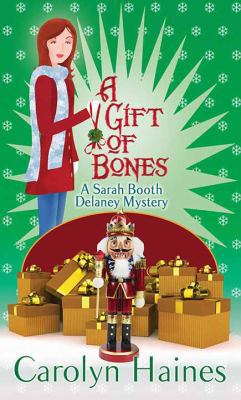 A Gift of Bones: A Sarah Booth Delaney Mystery [Large Print] 1643581996 Book Cover