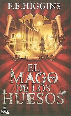El Mago de los Huesos = The Bone Magician [Spanish] 8496886166 Book Cover