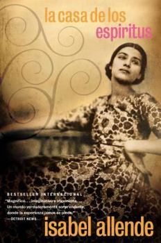 Paperback La Casa de los Espíritus (Spanish Edition) Book