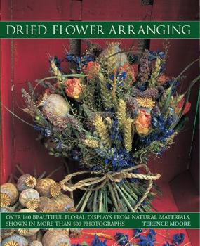 Paperback Dried Flower Arranging: Over 140 Beautiful Floral Displays from Natural Materials, Shown in More Than 500 Photographs Book