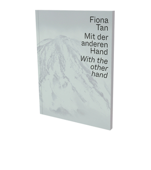 Paperback Fiona Tan: With the Other Hand: Exhibition Catalogue Museum Der Moderne Salzburg and Kunsthalle Krems Book