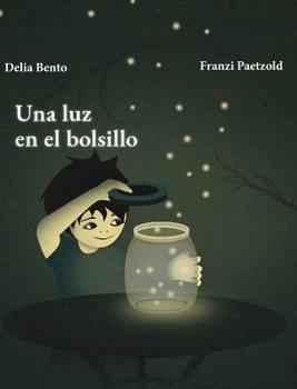 Hardcover Una luz en el bolsillo (Cuentos de valores): ¿Cómo es la lluvia, buena o mala? [Spanish] Book