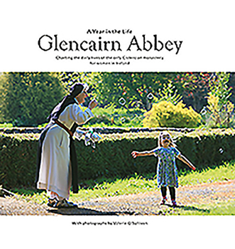 Hardcover Glencairn Abbey: A Year in the Life Book