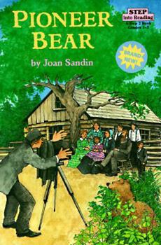 Paperback Pioneer Bear: A True Story Book