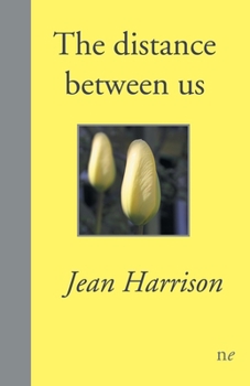 Paperback The distance between us Book