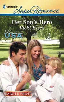 Mass Market Paperback Her Son's Hero [Large Print] Book