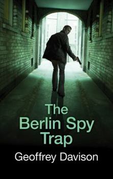 Hardcover The Berlin Spy Trap [Large Print] Book