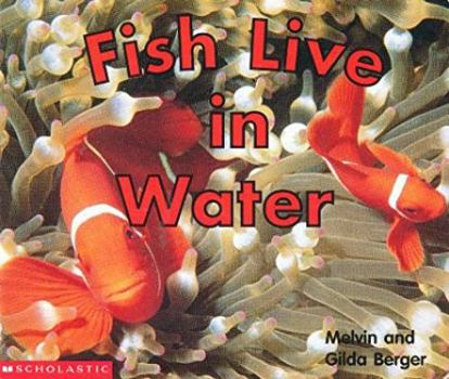 Paperback Fish live in water (Scholastic time-to-discover readers) Book