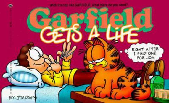 Paperback Garfield Gets a Life Book