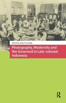 Paperback Photography, Modernity and the Governed in Late-Colonial Indonesia Book