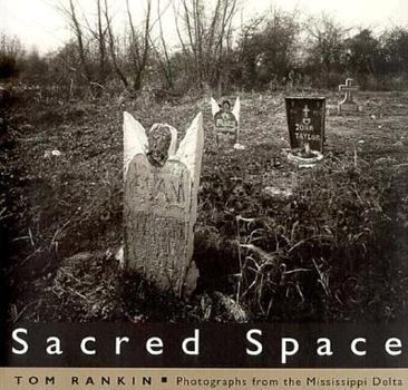Paperback Sacred Space: Photographs from the Mississippi Delta Book