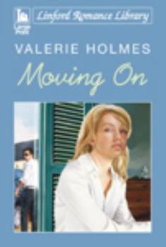 Paperback Moving on [Large Print] Book