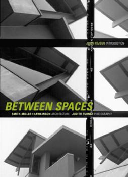Paperback Between Spaces: Smith-Miller + Hawkinson Architecture, Judith Turner Photography Book