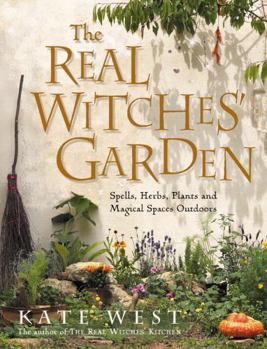Paperback The Real Witches' Garden Book
