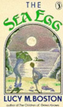 Paperback The Sea Egg (Puffin Books) Book