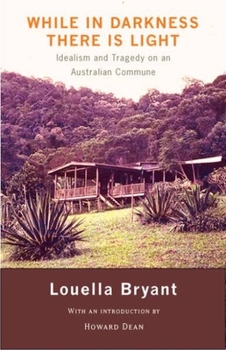 Paperback While in Darkness There Is Light: Idealism and Tragedy on an Australian Commune Book