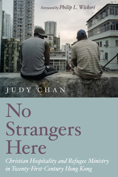 Paperback No Strangers Here: Christian Hospitality and Refugee Ministry in Twenty-First-Century Hong Kong Book