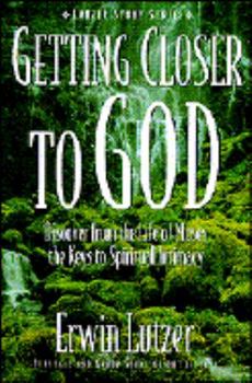 Paperback Getting Closer to God: Erwin Lutzer Book
