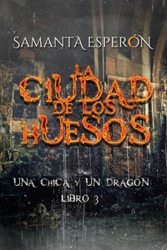 Paperback La ciudad de los huesos: Una chica y un dragón, libro 3 [Spanish] Book