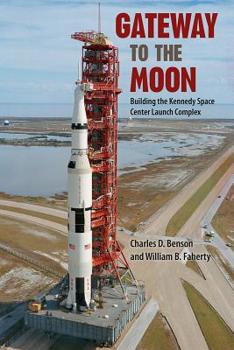 Paperback Gateway to the Moon: Building the Kennedy Space Center Launch Complex Book