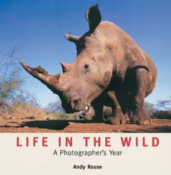 Paperback Life in the Wild: A Photographer's Year Book