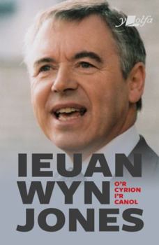 Paperback O'r Cyrion i'r Canol [Welsh] Book