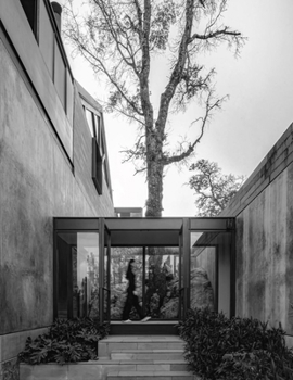 Hardcover Luxury and Intimacy / Lujo E Intimidad: Ae Arquitectos 25 Years Book