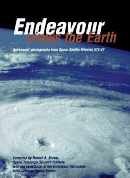 Paperback Endeavour Views the Earth Book