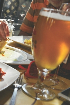 Bier Tasting Buch: Dein pers�nliches Verkostungsbuch zum selber ausf�llen ♦ f�r �ber 100 verschiedene Bier Sorten, Craft Beer, Pils, Pale Ale oder IPA ♦ Handliches 6x9 Format ♦ Motiv: Bier Dinner