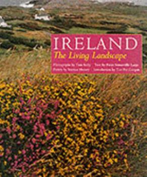 Paperback Ireland: The Living Landscape Book