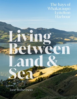 Hardcover Living Between Land and Sea: The Bays of Whakaraupo Lyttelton Harbour Book