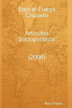 Paperback Bajo El Fuego Cruzado. Art Culos Sociopol Ticos (2006) [Spanish] Book