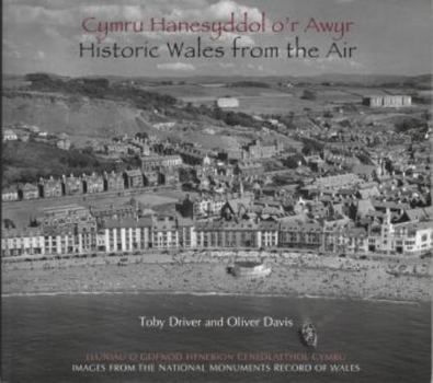 Paperback Cymru Hanesyddol o'r Awyr/Historic Wales from the Air (Welsh Edition) Book