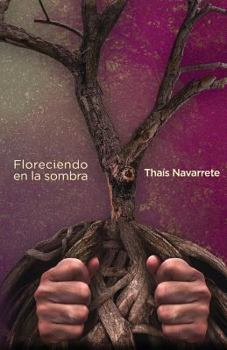 Paperback Floreciendo en la sombra [Spanish] Book